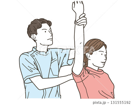 女性患者の腕・肩の施術をする男性整体師 女性患者の腕・肩の施術をする男性整体師 131555192