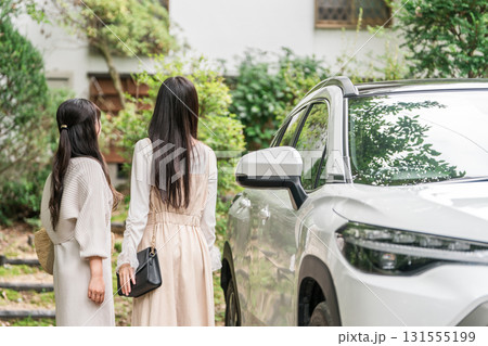 旅行でペンション・コテージ・貸別荘に車でやってきた女性 旅行でペンション・コテージ・貸別荘に車でやってきた女性 131555199