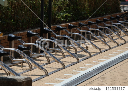 町角にある自転車置き場スペースの風景 131555317