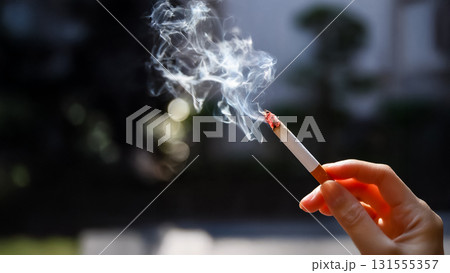 自然光の中で煙を上げるタバコのクローズアップ 131555357