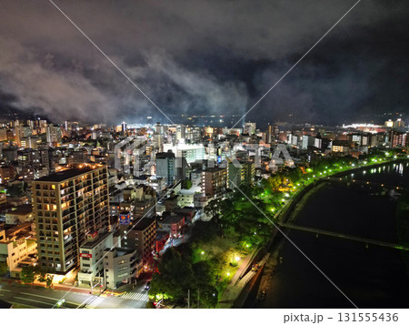 噴煙だけ残して花火大会終了後の鹿児島市街地の空撮 131555436