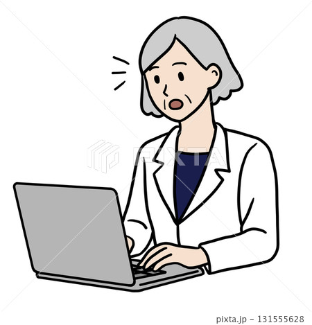 PC作業する白衣のシニア女性（驚く） 131555628
