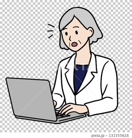 PC作業する白衣のシニア女性（驚く） 131555628
