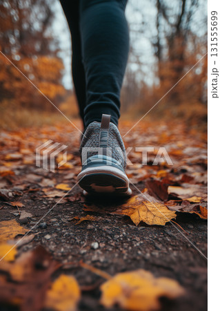 秋の森を歩く|落ち葉の小道を進む足元の風景 秋の森を歩く|落ち葉の小道を進む足元の風景 131555699