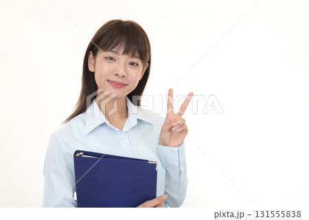 Vサインのジェスチャーをする女性 Vサインのジェスチャーをする女性 131555838