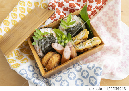 手作りのおいしいおにぎり弁当 131556048