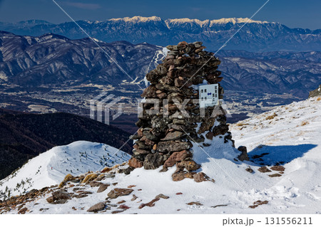 冬の八ヶ岳連峰・硫黄岳山頂のケルンと中央アルプス 131556211