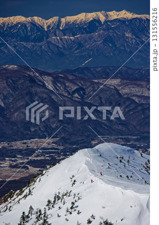 冬の八ヶ岳連峰・硫黄岳から見る赤岩ノ頭の登山者と中央アルプス 冬の八ヶ岳連峰・硫黄岳から見る赤岩ノ頭の登山者と中央アルプス 131556216
