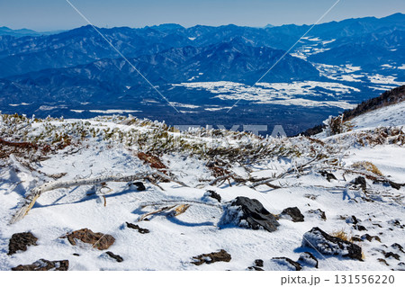 冬の八ヶ岳連峰・硫黄岳稜線から見る野辺山高原 131556220