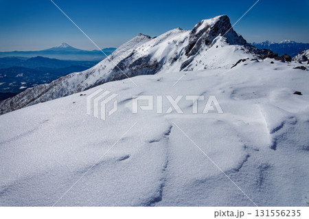 冬の八ヶ岳連峰・横岳主峰と富士山 131556235