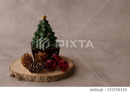 クリスマスツリーの飾りが付いたクリスマスのイメージ クリスマスツリーの飾りが付いたクリスマスのイメージ 131556310