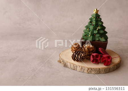 クリスマスツリーの飾りが付いたクリスマスのイメージ 131556311
