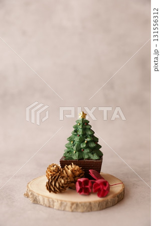 クリスマスツリーの飾りが付いたクリスマスのイメージ クリスマスツリーの飾りが付いたクリスマスのイメージ 131556312