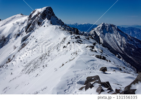 冬の八ヶ岳連峰・横岳主峰と阿弥陀岳 131556335