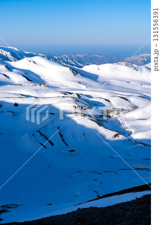 マジックアワー　別山乗越から見るモルゲンロートの室堂平と地獄谷　残雪期の北アルプス立山・別山登山 131556391