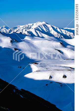 マジックアワー 別山乗越から見るモルゲンロートの薬師岳と室堂平 残雪期の北アルプス立山・別山登山 マジックアワー 別山乗越から見るモルゲンロートの薬師岳と室堂平 残雪期の北アルプス立山・別山登山 131556393