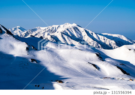 マジックアワー 別山乗越から見るモルゲンロートの薬師岳と室堂平 残雪期の北アルプス立山・別山登山 マジックアワー 別山乗越から見るモルゲンロートの薬師岳と室堂平 残雪期の北アルプス立山・別山登山 131556394