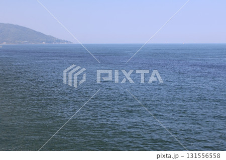青空と島と青い海面の波のある海の風景 131556558