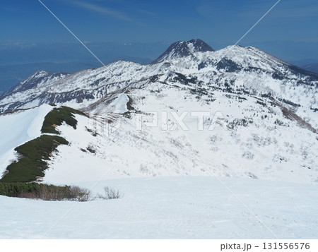 火打山から望む雪の妙高山 131556576