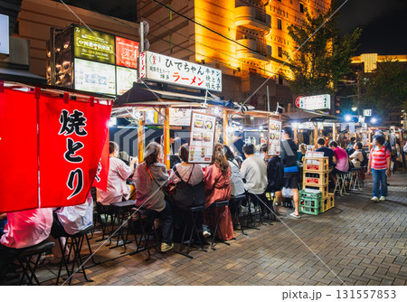 夜の博多　中洲の屋台　※一部ソフトフォーカス 131557853