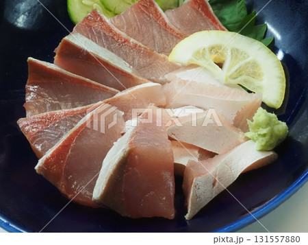 ブリトロお造り、妻の手作り家庭料理、家庭で楽しむ夕ご飯、幸せ家族 ブリトロお造り、妻の手作り家庭料理、家庭で楽しむ夕ご飯、幸せ家族 131557880