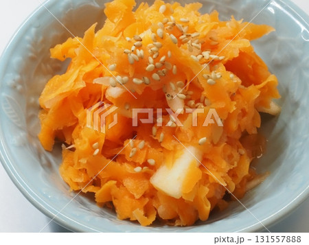 キャロットラペ、妻の手作り家庭料理、家庭で楽しむ夕ご飯、幸せ家族 キャロットラペ、妻の手作り家庭料理、家庭で楽しむ夕ご飯、幸せ家族 131557888