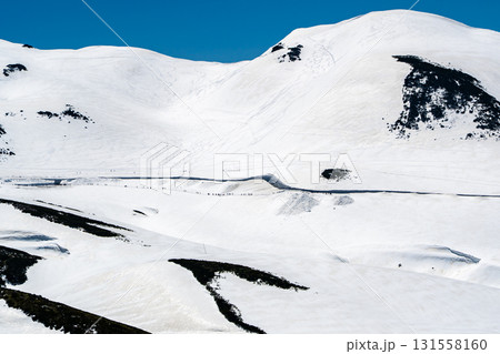 奥大日岳の登山道から見る雪の大谷（パノラマロード）ウォーキングゾーン　残雪期の北アルプス奥大日岳登山 131558160