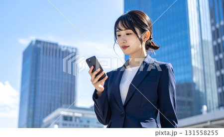 ビジネスシーン　スマホを持った会社員 131558255