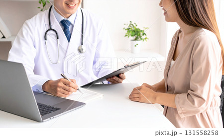 医療イメージ　患者を診察する医師 131558258