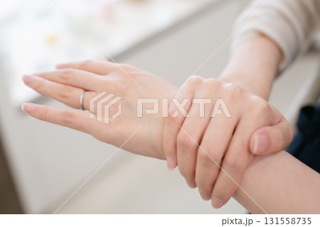 ハンドクリームを塗る若い女性の手元 ハンドクリームを塗る若い女性の手元 131558735