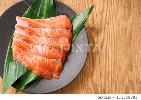 生鮭の切り身|黒い皿に並べた和風の料理素材 生鮭の切り身|黒い皿に並べた和風の料理素材 131558893