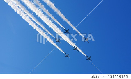 青空を飛行するブルーインパルス 131559186