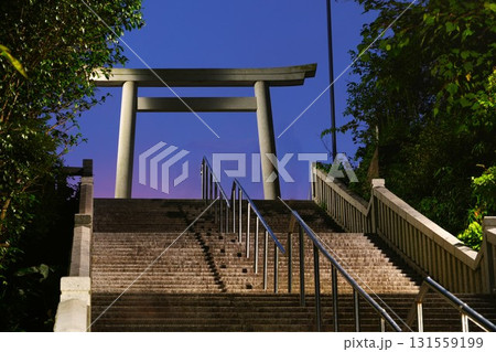 神社の鳥居に通じる長い階段(大洗磯前神社) 神社の鳥居に通じる長い階段(大洗磯前神社) 131559199