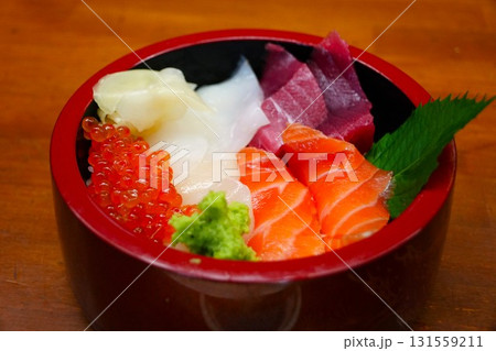 新鮮な刺身を使った海鮮丼 131559211