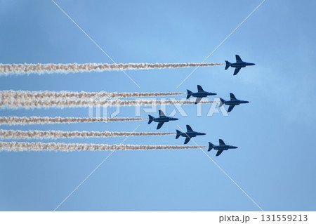 青空を飛行するブルーインパルス 131559213