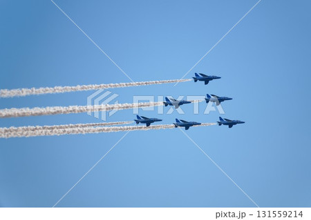 青空を飛行するブルーインパルス 131559214