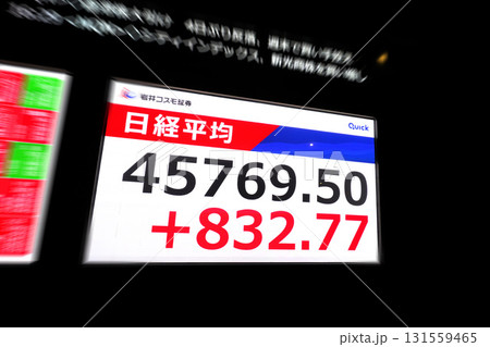 日本の東京都市景観最高値更新・4万5769円50銭。株価/終値＝10月3日、日本橋兜町 131559465
