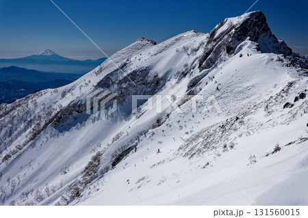 冬の八ヶ岳連峰・横岳主峰と富士山 131560015