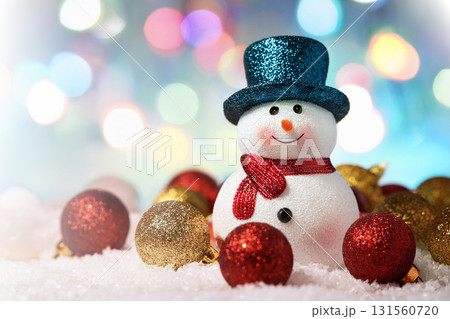 キラキラの背景と雪だるま キラキラの背景と雪だるま 131560720