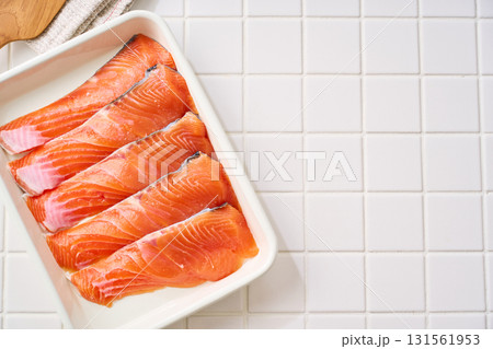 生鮭の切り身|白バットに並べた料理素材(タイル背景) 生鮭の切り身|白バットに並べた料理素材(タイル背景) 131561953
