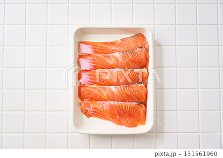 生鮭の切り身|白バットに並べた料理素材(タイル背景) 生鮭の切り身|白バットに並べた料理素材(タイル背景) 131561960