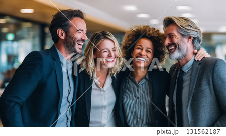 笑顔で交流する多様なビジネスチーム 笑顔で交流する多様なビジネスチーム 131562187