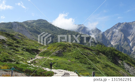 登山者がいる八方尾根の木道と氷河が見える山【中部山岳国立公園】長野県白馬村 登山者がいる八方尾根の木道と氷河が見える山【中部山岳国立公園】長野県白馬村 131562291
