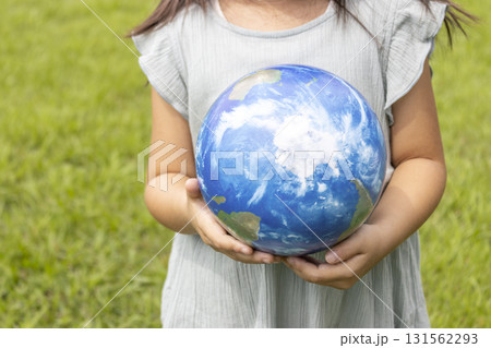 地球儀を持って草原で立っている女の子（5歳、日本人、顔無し） 131562293