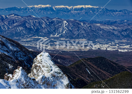 冬の八ヶ岳連峰・横岳から見る小同心の岩峰と中央アルプス 131562299