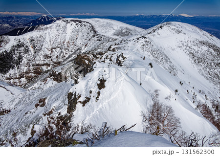 冬の八ヶ岳連峰・横岳から見る硫黄岳・蓼科山と白馬連峰・浅間山 冬の八ヶ岳連峰・横岳から見る硫黄岳・蓼科山と白馬連峰・浅間山 131562300