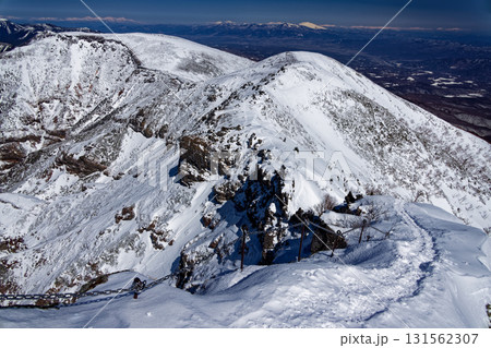 冬の八ヶ岳連峰・横岳から見る硫黄岳と妙高火打連峰と浅間山 冬の八ヶ岳連峰・横岳から見る硫黄岳と妙高火打連峰と浅間山 131562307