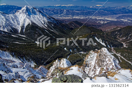 冬の八ヶ岳連峰・横岳から見る阿弥陀岳と中央アルプス・御嶽 冬の八ヶ岳連峰・横岳から見る阿弥陀岳と中央アルプス・御嶽 131562314