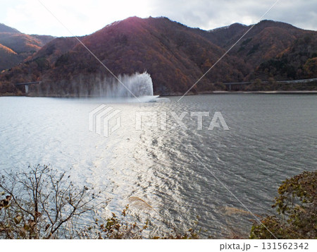 紅葉を迎えた七ヶ宿湖 131562342