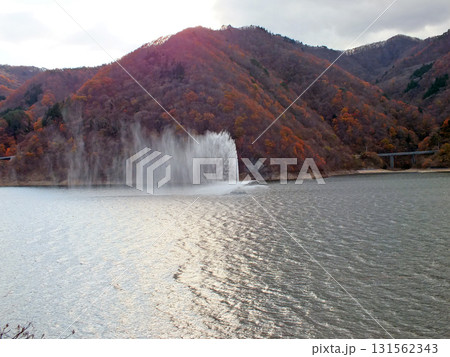 紅葉を迎えた七ヶ宿湖 131562343